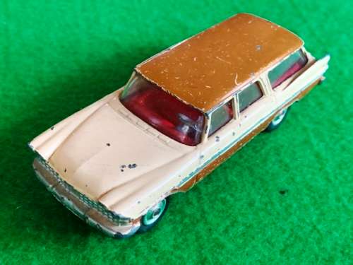 CORGI 219-A2 PLYMOUTH SPORTS SUBURBAN. LIKE DINKY.