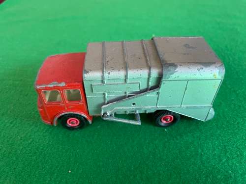 MATCHBOX K7-B REFUSE TRUCK.