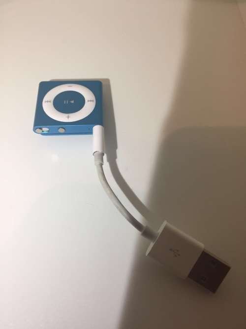 Apple iPod Shuffle | 4th Generation | 4GB | MD779LL/A | A1373 | ***IPOD SHUFFLE***