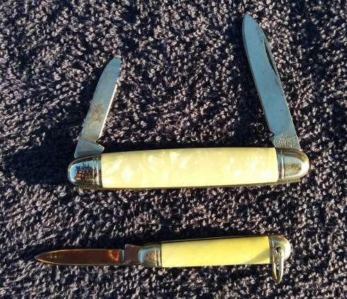 Pair of vintage mother of pearl Richard Sheffield England folding knives (sold as set)