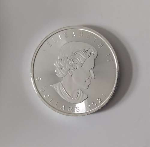 {ECONO BID} 2021 CANADIAN 1OZ SILVER MAPLE LEAF COIN (UNC) IN CAPSULE