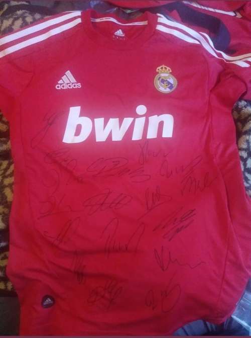 **RARE**Real Madrid 2011 squad signatures jersey