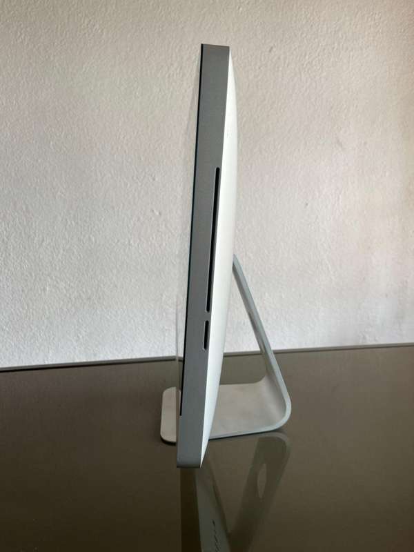 Apple iMac 21.5` Core i3 500GB 4GB RAM Mid 2010