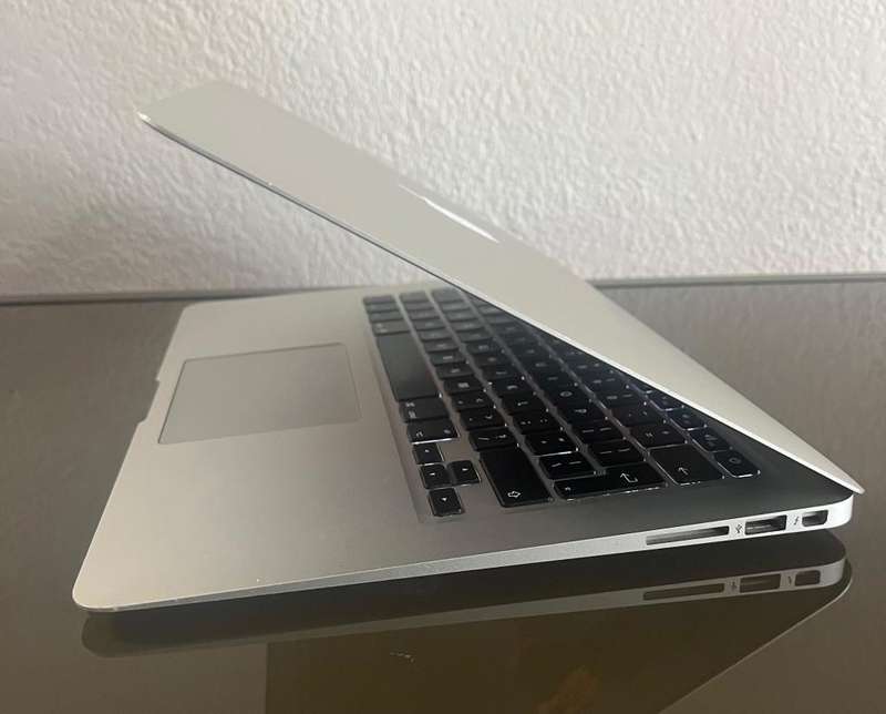 Macbook Air (13-inch, MID 2011) | 4GB RAM | 128GB