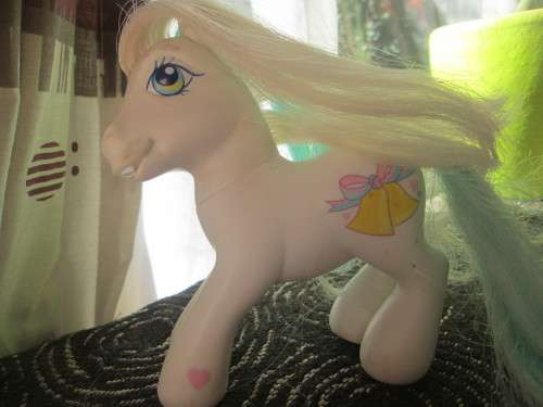 MY LITTLE PONY- WHITE LULABELLE BELL- HASBRO 2004