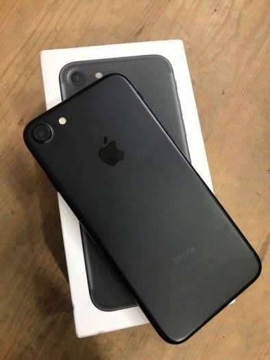 Apple iPhone 7 32GB Matte Black (Excellent condition with original box and charger - 83% battery)