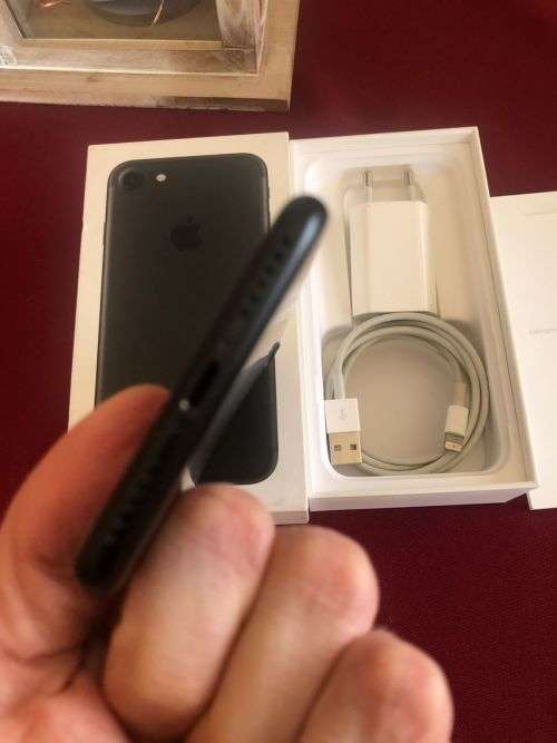 Apple iPhone 7 32GB Matte Black (Excellent condition with original box and charger - 83% battery)