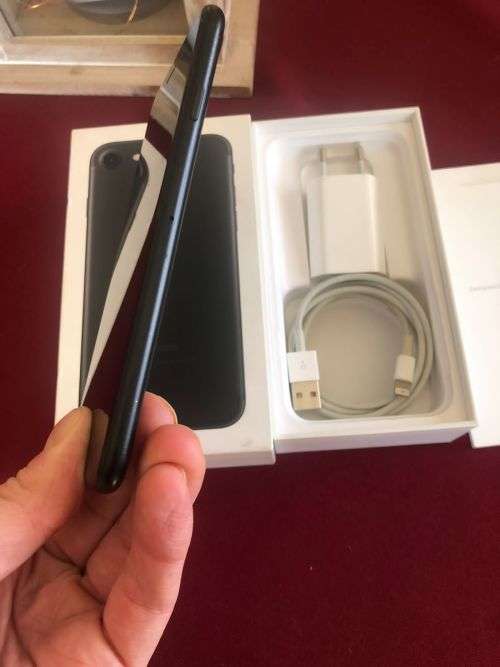 Apple iPhone 7 32GB Matte Black (Excellent condition with original box and charger - 83% battery)