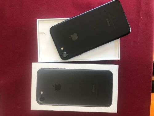 Apple iPhone 7 32GB Matte Black (Excellent condition with original box and charger - 83% battery)