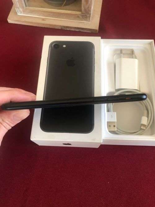 Apple iPhone 7 32GB Matte Black (Excellent condition with original box and charger - 83% battery)
