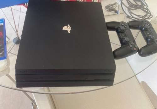 Sony PlayStation 4 PS4 PRO 1TB with 2 controllers & game (Very good condition)