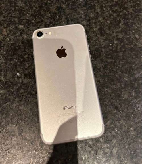 Apple iPhone 7 32GB (Good condition with charging cable & box)