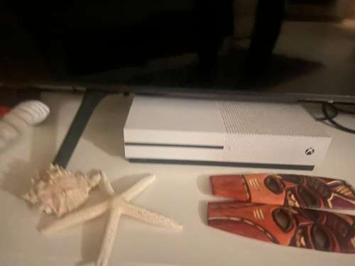 Xbox One S 500GB with 2 controllers  (Very good condition)