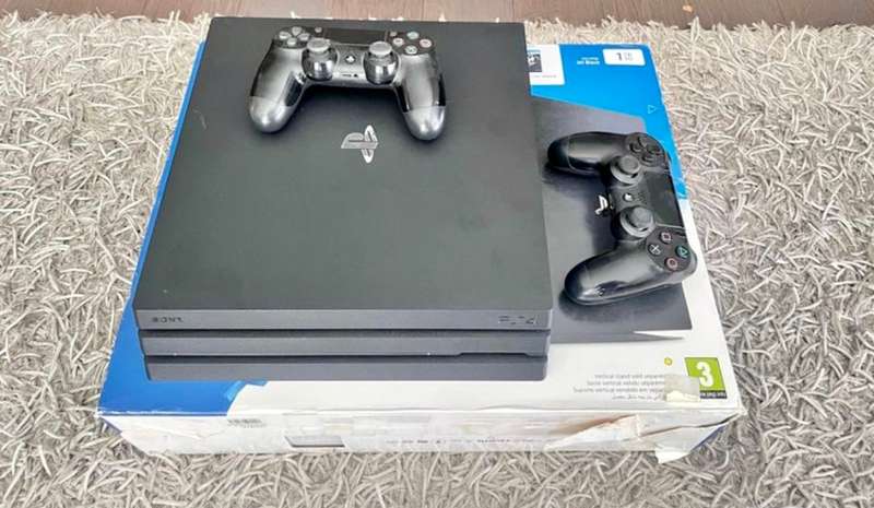 Sony PlayStation 4 PS4 PRO 1TB with 2 controllers (Very good condition)