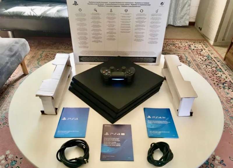 Sony PlayStation 4 PS4 PRO 1TB with 1 controller (Very good condition)