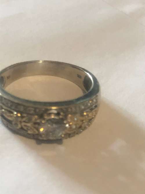 Ladies diamond ring
