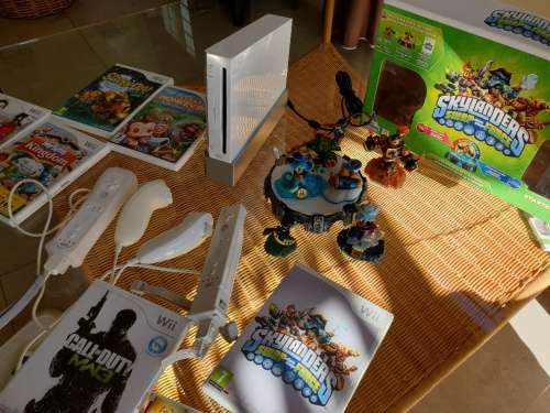 NINTENDO WII GAME CONSOLE WHITE INCL. 2 REMOTES AND BALANCE BOARD