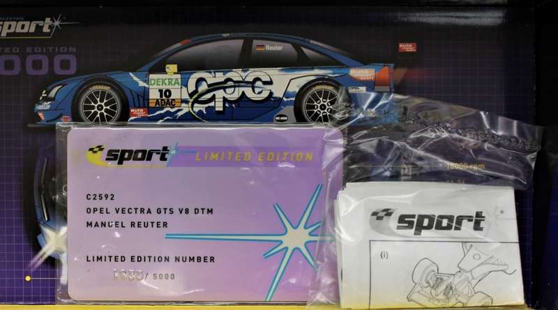SCALEXTRIC - TWO Limited Editions - Chevrolette Corvette L-88 & Opel Vektra GTS V8