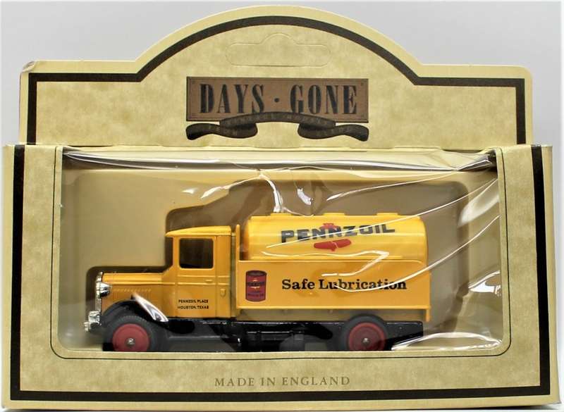 Lledo - LOT 1 - 10x 1934 Mack Tanker Trucks - Mostly Oil & Gas related. - Mint in Box