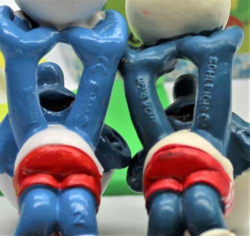 40223 - 2x Volleyball SuperSmurfs - Hand-Painted Originals - One New
