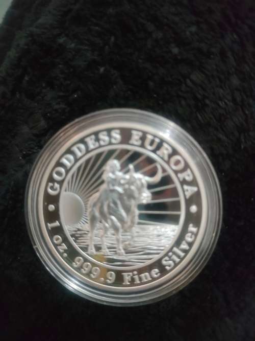 1 OZ .999 Silver. Goddess Europa 5 Dollars in capsule