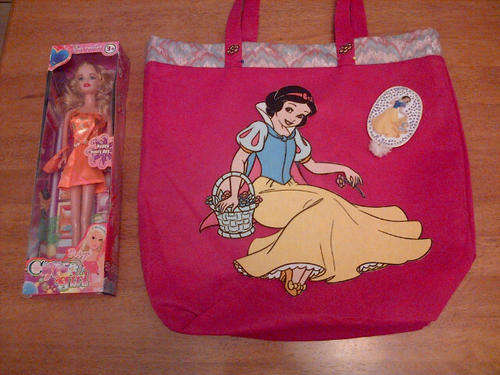 Snow White Tote bag with free 28cm doll. Get some other Snow white goodies for FREE!!