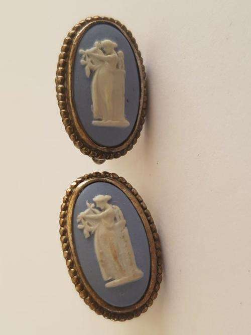 Vintage Wedgwood screw back earrings set in Sterling Silver.