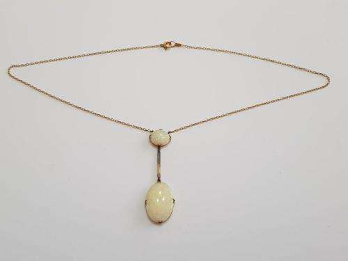 9 ct Yellow gold chain set with 2 stunning Opals.