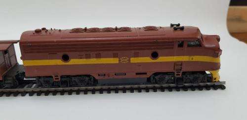 Life Like Locomotive and 2 coaches. HO gauge. Loco not tested. SAR/SAS