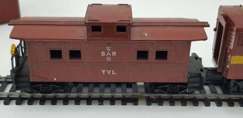 Life Like Locomotive and 2 coaches. HO gauge. Loco not tested. SAR/SAS