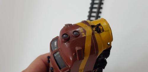 Life Like Locomotive and 2 coaches. HO gauge. Loco not tested. SAR/SAS