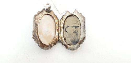 Silver Horseshoe Locket with soldier's picture. (EX4) 8 Grams.