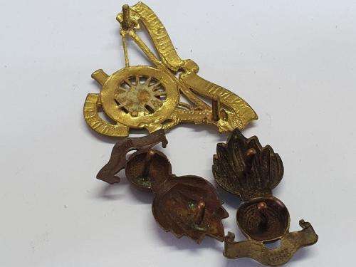 South African Regiment University Pretoria Cap and collar badges.
