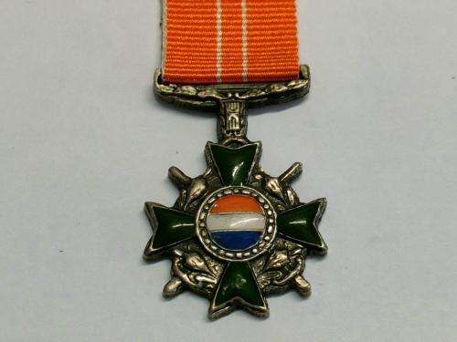 Miniature Honoris Crux Silver. Selling as a copy.