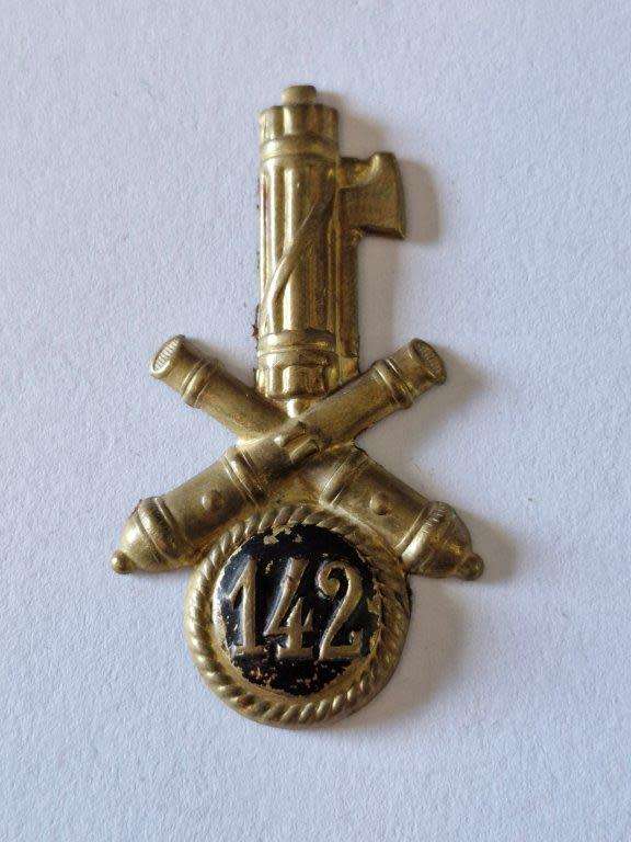 Italian WWII Artillery 142nd Legion cap Badge 35 x 60 mm. No fastening plates.