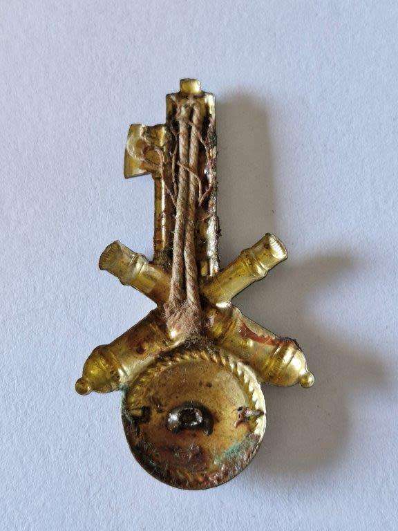 Italian WWII Artillery 142nd Legion cap Badge 35 x 60 mm. No fastening plates.