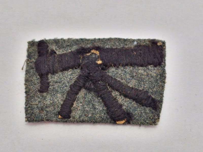 Italian WWII Gunners badge? 40 x 65 mm.