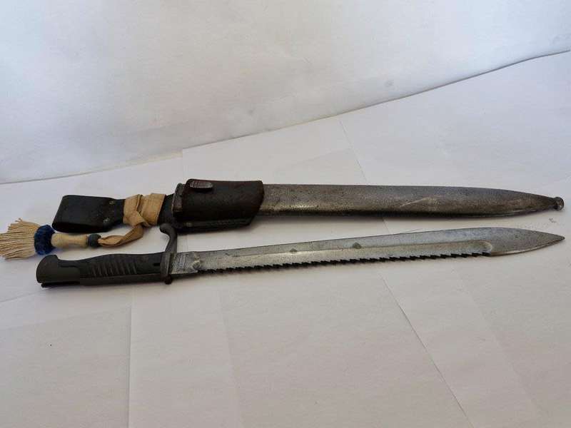 WWI German S98/05 Sawback butcher bayonet with 4th infantry company knot. Mauser AG 1916.