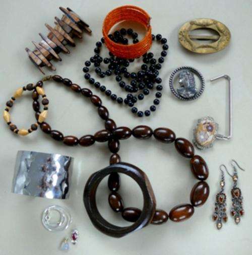 VINTAGE AND COSTUME JEWELLERY.Pls see details
