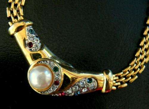 GOLDEN COLOUR NECKLACE WITH LOVELY PENDANT