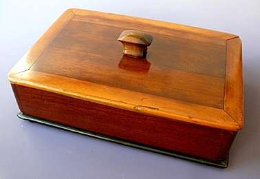 STUNNING ANTIQUE WOODEN BOX,Pls see all pics