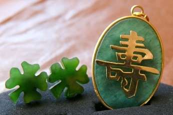 GENUINE JADE PENDANT AND EARRINGS.BEAUTIFUL!