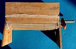 OLD FARM ACCESSORIE: WOODEN FLOUR / ICING SUGAR SIEVE WITH HANDLE