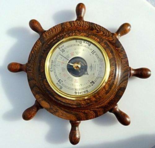ENGLISH SB SHIPS WHEEL BAROMETER ON SOLID WOOD. 26 CM DIAMETER. EXC.COND.