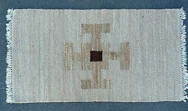 VINTAGE WOOLEN RUG . VERY GOOD CONDITION
