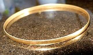 9 ct GOLD BANGLE
