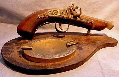 GUN  WITH ASHTRAY. VINTAGE SET. METAL AND WOOD