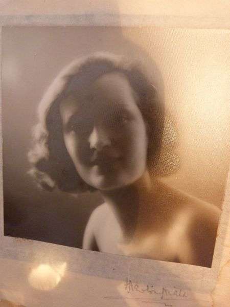 1952. THOMAS L. BEINTON. PORTRAIT OF A LADY, OIL IN GOLDEN FRAME,INCL OLD PHOTOGRAPH