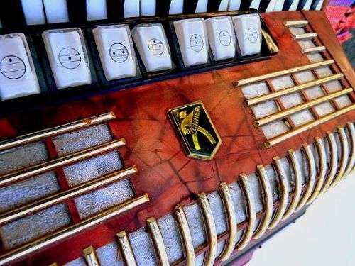 VINTAGE GERMAN HOHNER ACCORDION  '' VERDI 2 N ",PLS SEE