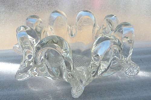 GLASS BOWL IN UNUSUAL DESIGN. EXCELLENT CONDITION